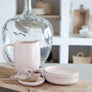 assiette à dejeuner rose et pichet casafina
