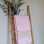 Plaid à franges, en coton rose clair et écru, motifs chevrons