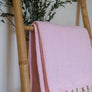 Plaid à franges, en coton rose clair et écru, motifs chevrons