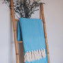 Plaid à franges, en coton bleu ciel et écru, motifs chevrons
