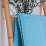 Plaid à franges, en coton bleu ciel et écru, motifs chevrons