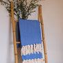 Plaid à franges, en coton bleu électrique et écru, motifs chevrons