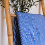 Plaid à franges, en coton bleu électrique et écru, motifs chevrons