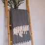 Plaid à franges, en coton noir et écru, motifs chevrons