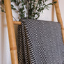 Plaid à franges, en coton noir et écru, motifs chevrons