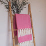 Plaid à franges, en coton Fuschia et écru, motifs chevrons