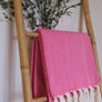 Plaid à franges, en coton Fuschia et écru, motifs chevrons