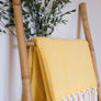 Plaid à franges, en coton jaune et écru, motifs chevrons