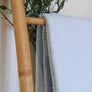Plaid à franges, en coton bleu clair et écru, motifs chevrons