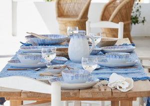 table dressée avec les assiettes de la collection Brisa de Costa Nova