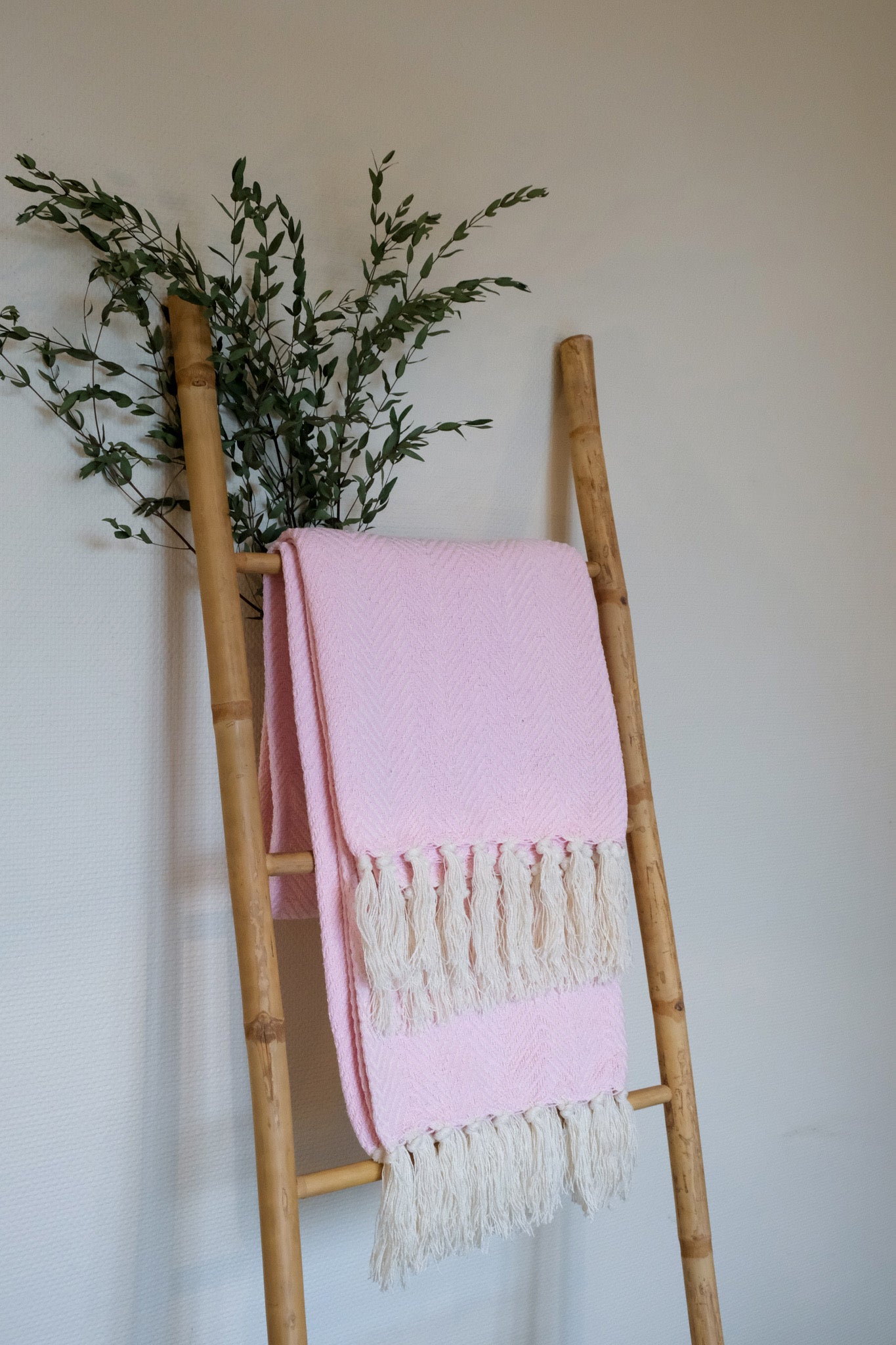 Plaid à franges, en coton rose clair et écru, motifs chevrons